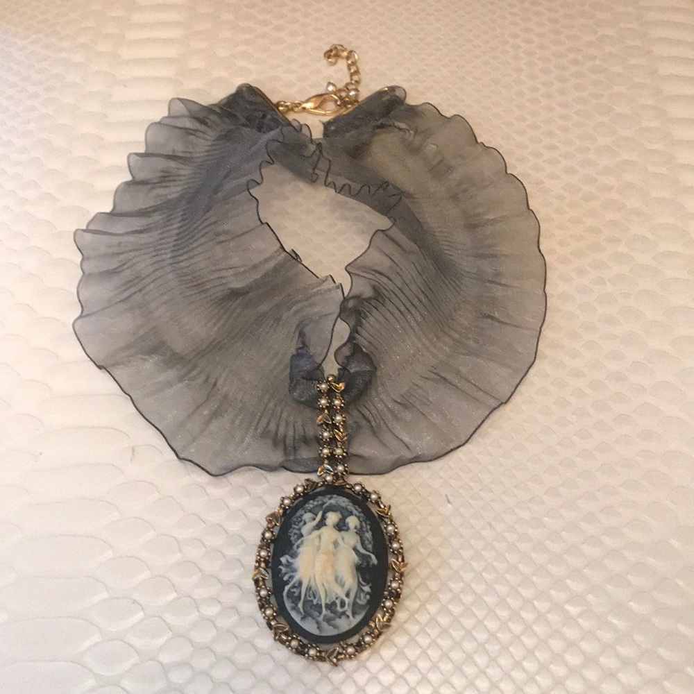 Ribbon choker with cameo pendant